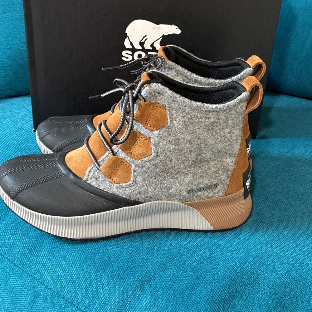 Sorel Black and Tan Lace-Up Boots - Picture 7 of 12